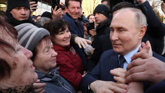 El presidente de Rusia, Vladimir Putin, recibe expresiones de afecto de persones en la periferia de la ciudad de Stavropol, Rusia, en las últimas horas de campaña previo a las votaciones de este viernes.
