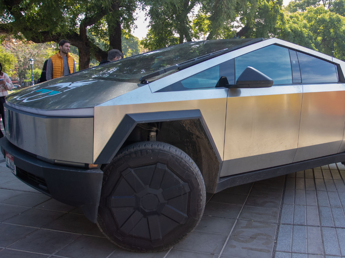 A prueba de balas: quiénes son los amigos que recorren 60 países en el auto eléctrico más seguro del mundo. Foto: Gentileza Ciudad de Mendoza A prueba de balas: quiénes son los amigos que recorren 60 países en el auto eléctrico más seguro del mundo. Foto: Gentileza Ciudad de Mendoza