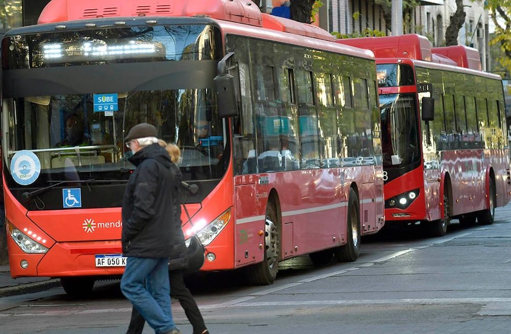 Mujeres empujaron al hombre de 68 años acusado de abuso sexual arriba del colectivo.- Imagen ilustrativa - Orlando Pelichotti/ Los Andes