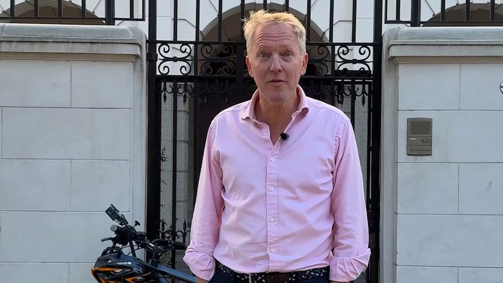 David Cairns, embajador del Reino Unido, se acercó a la Torre de los Ingleses.