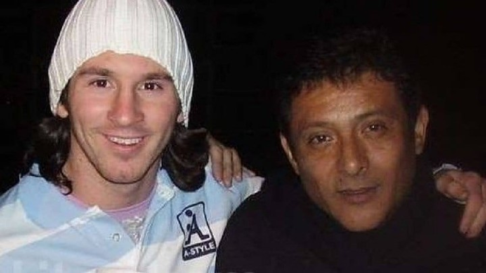 Lionel Messi junto a Sergio Torres. (archivo)