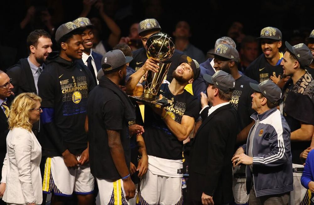 NBA: los Warriors, con Curry y Durant, revalidaron el título de campeones
