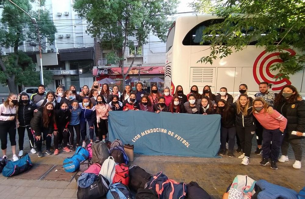 La selección mendocina dirigida por Silvana Villalobos partido hacia San Luis para jugar un amistoso, como parte de la preparación de cara a posibles convocatorias a seleccionados nacionales