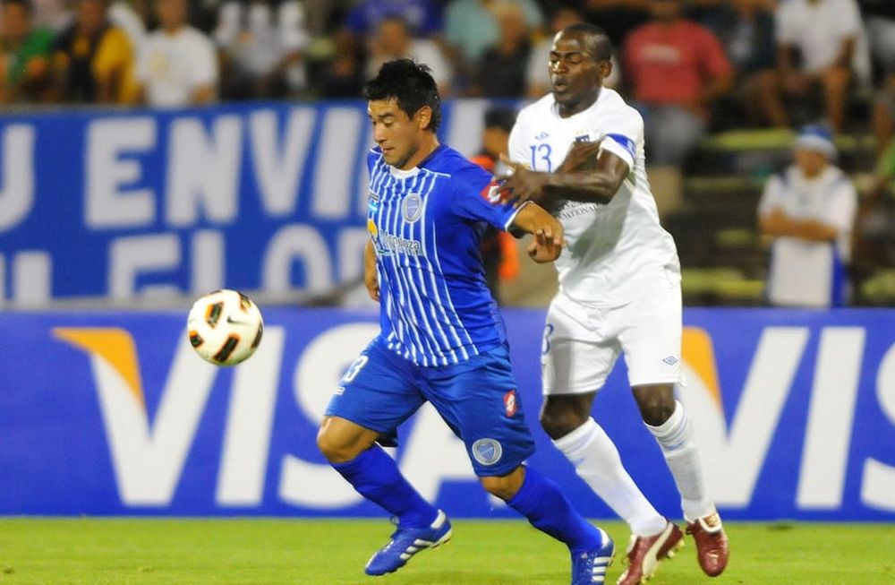 Mendoza  18 Febrero 2011 GODOY CRUZ LIGA DE QUITOARIEL ROJAS DE GODOY CRUZ (IZQ) GODOY CRUZ Y  LIGA UNIVERSITARIA DE QUITO DISPUTARON EL ENCUENTRO POR LA COPA SANTANDER LIBERTADORES EN EL ESTADIO MALVINAS ARGENTINAS GANANDO GODOY CRUZ  2 A 1.FOTO:ANDRES LARROVERE  / LOS ANDES