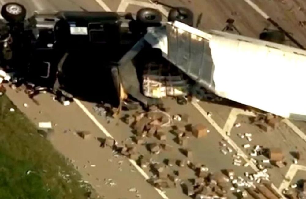 No hubo heridos en el accidente de Oklahoma, pero miles de juguetes sexuales terminaron en el piso | Web