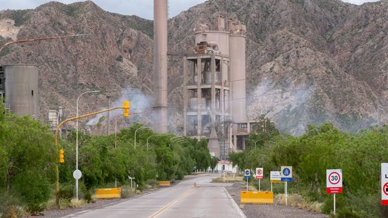 Holcim, de capitales suizos, inauguró su planta más nueva en 1980 en Capdeville. Es la única que se mantiene en actividad y desde 2015 se fusionó con la francesa Lafarge. | Foto: Ignacio Blanco / Los Andes