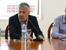 El gobernador, Alfredo Cornejo junto con el ministro de Hacienda, Víctor Fayad.