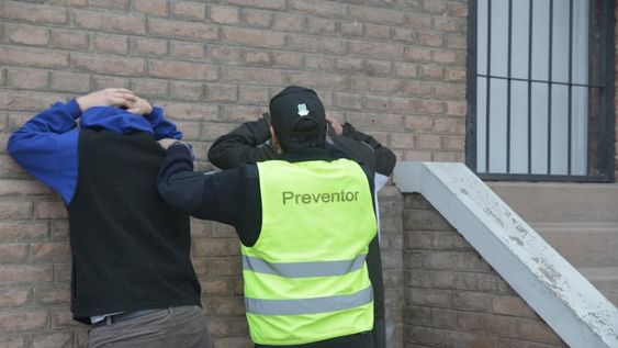 Detuvieron a dos personas que habían sustraído electrodomésticos de una vivienda