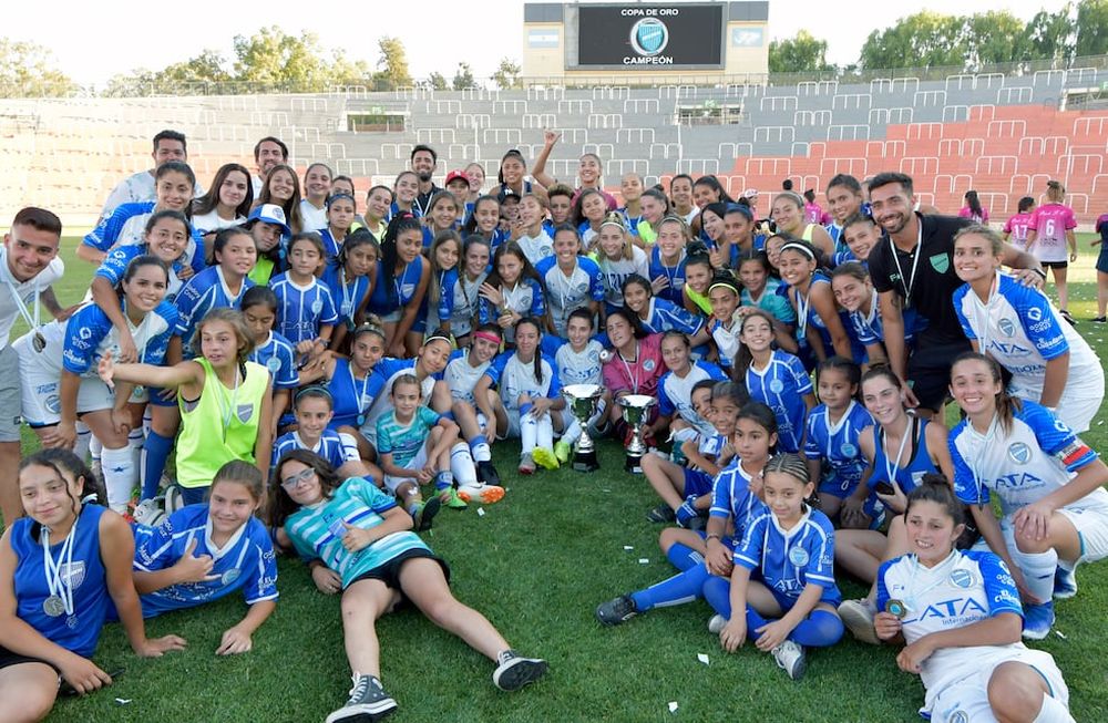 Godoy Cruz A logró su cuarto título de la Liga Mendocina de fútbol femenino luego de una goleada en el estadio mundialista frente a AMUF en la final, los goles fueron marcados por Aldana González (x2), Verónica Cabrera (x2), Delfina Rodríguez y Luna Romero.Foto: Orlando Pelichotti