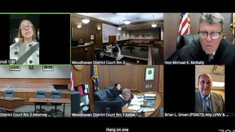 Una mujer conducía durante una audiencia judicial por Zoom y lo negó ante el juez.