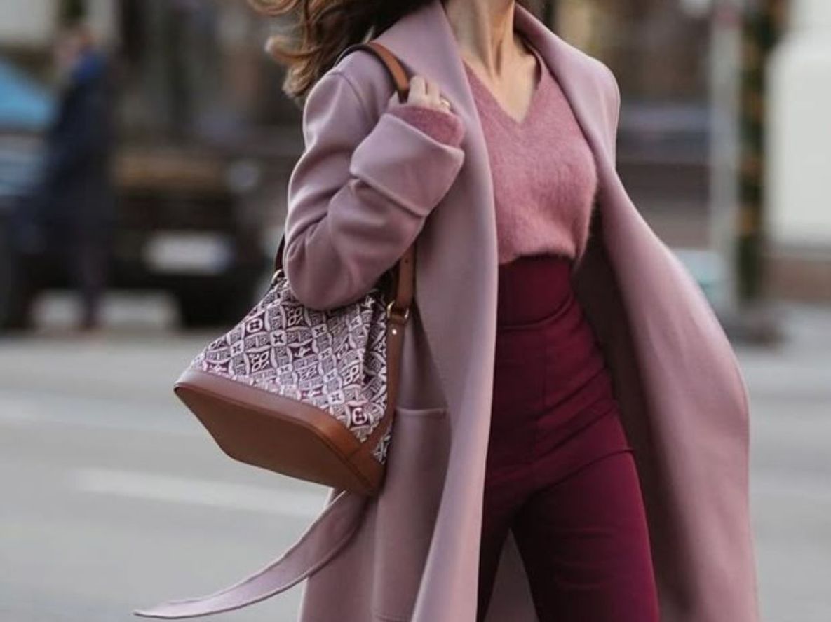 Ni marrón ni borravino: el color audaz que está en tendencia este otoño-invierno 2025