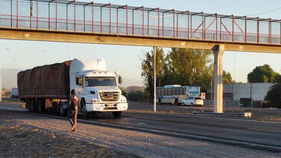 Pasarela peatonal inhabilitada en el Acceso Este: siguen los problemas para los peatones para cruzar. | Foto: Ramiro Gómez / Los Sndes