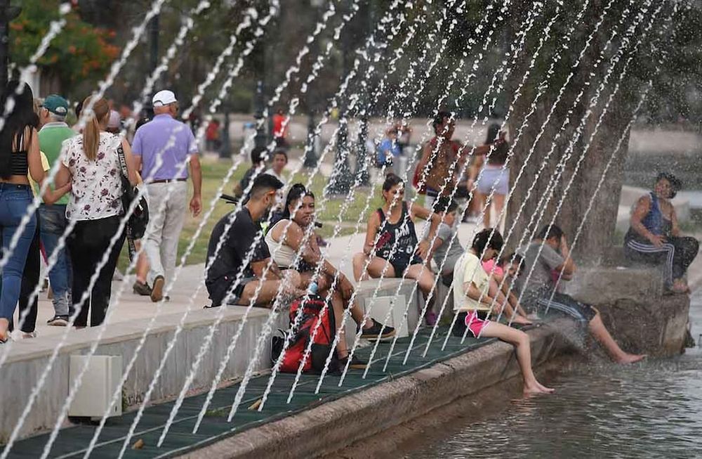 La ola de calor en la provincia genera temperaturas por encima de la media para la época. Varios fueron a refrescarse a la orilla del lago del Parque. Foto: José Gutierrez