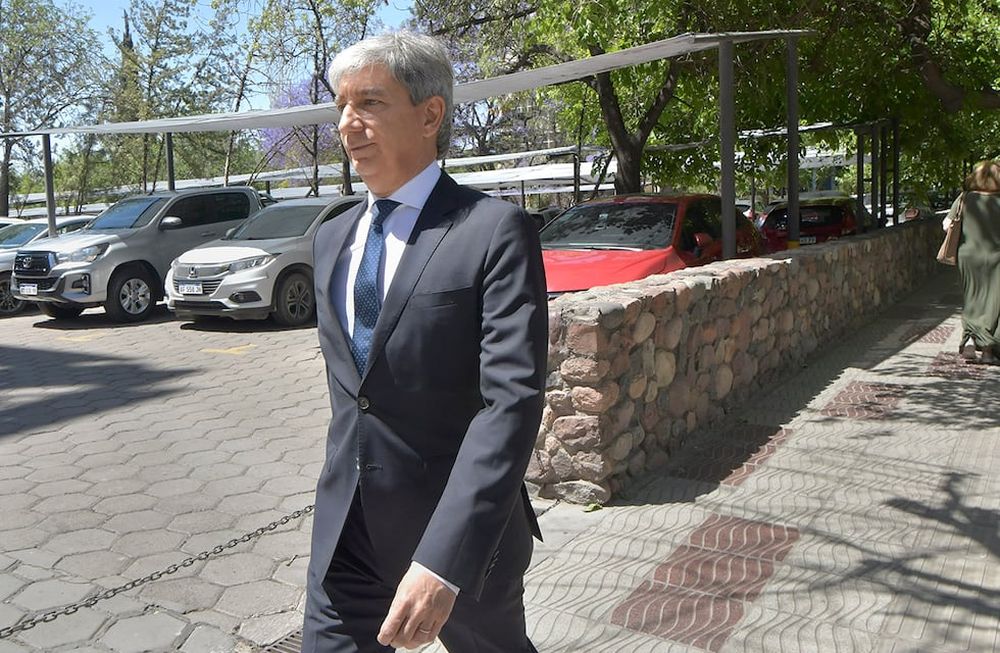 Walter Bento fue destituido como juez federal con competencia electoral; y el Tribunal Oral Federal II ordenó su detención. El Jurado de Enjuiciamiento de Magistrados de la Nación lo encontró culpable por mayoría al haber incurrido en causas de mal desempeño en sus funciones.Tribunales Federales esta jornadaFoto: Orlando Pelichotti
