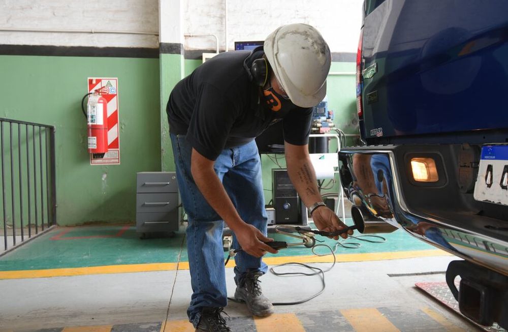 Service. El cambio de aceite y filtros, sumada a la rotación, alineación y balance de neumáticos, tiene un costo cercano a los $ 6.000 para autos chicos en la provincia. Foto: José Gutierrez/ Los Andes