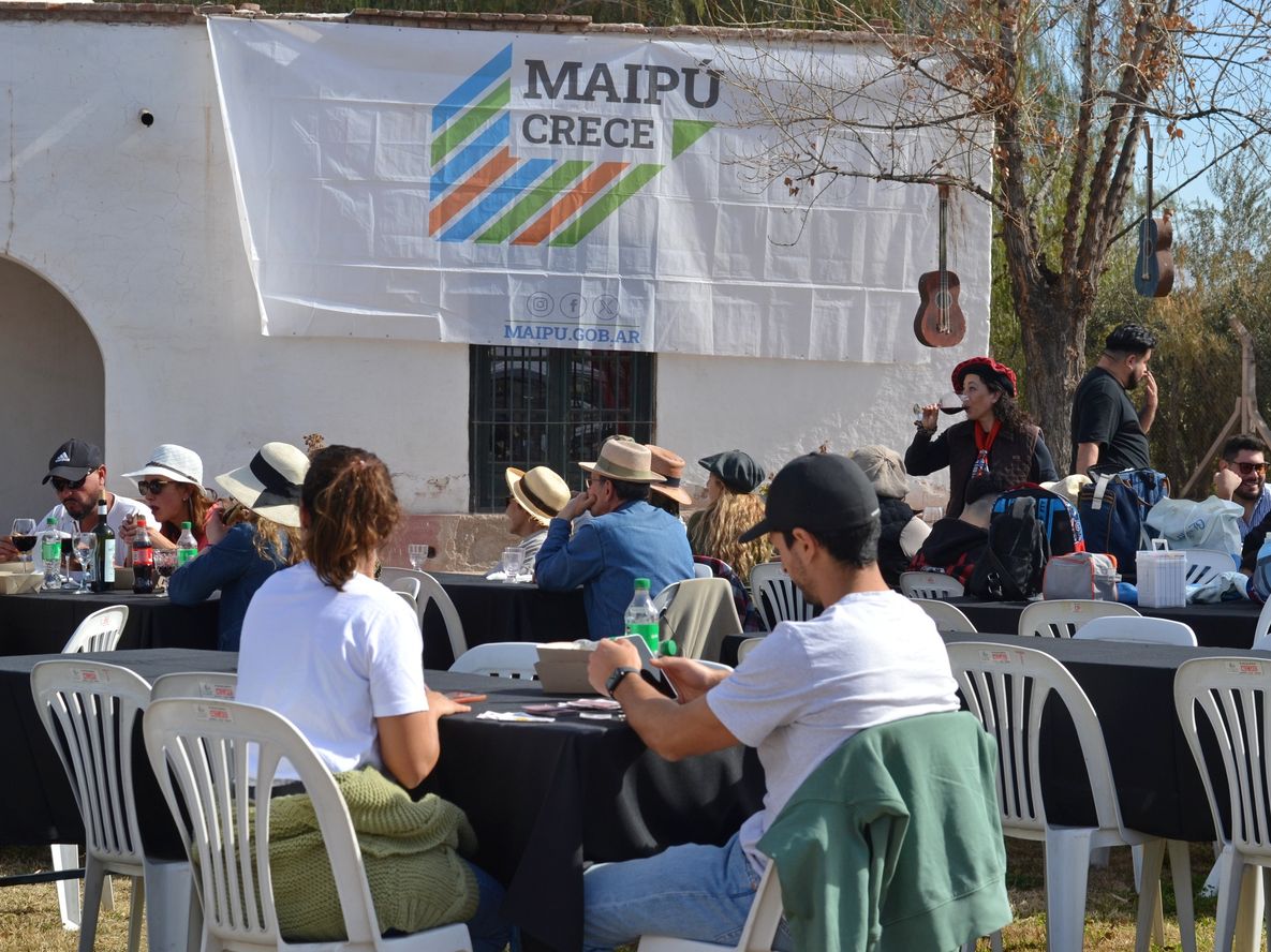Maipú celebrará el “Día del Padre Mendocino” con una Peña Sanmartiniana Maipú celebrará el “Día del Padre Mendocino” con una Peña Sanmartiniana