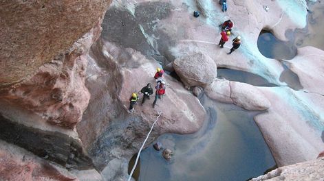 Descenso en rapel en el Cañón del Atuel. (Foto: San Rafael Turismo)