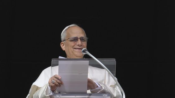 Una imagen proporcionada por los medios de comunicación del Vaticano muestra al Papa León XIV pronunciando un discurso a los peregrinos desde la ventana del palacio apostólico con vista a la plaza de San Pedro durante su oración del Ángelus dominical en la Ciudad del Vaticano, el 04 de enero de 2026.