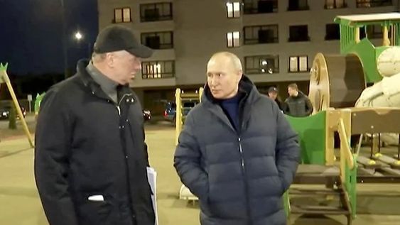 El mandatario ruso, Vladimir Putin, habló con residentes de Mariúpol. Las imágenes fueron compartidas por la televisión rusa. Foto: Captura Video.