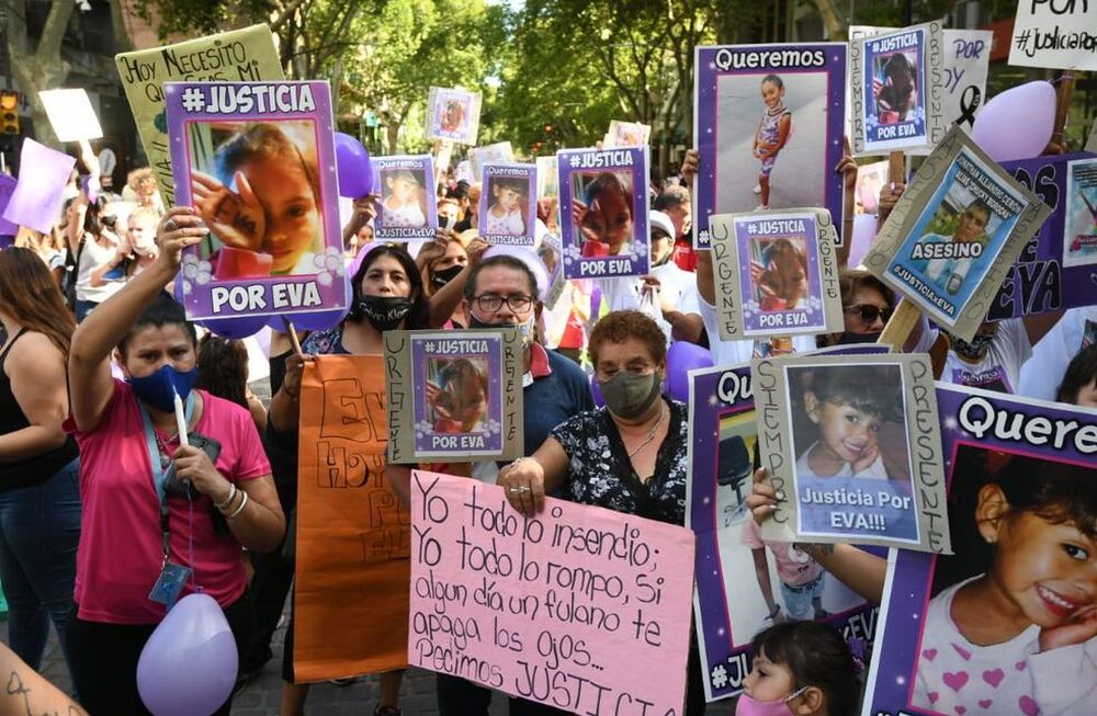 Con carteles, pancartas y fotos de Eva, los manifestantes pidieron justicia por el hecho.