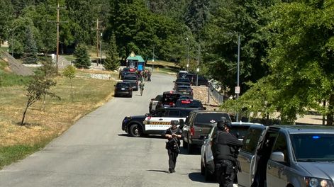 Terror en Estados Unidos: un hombre provocó un incendio forestal para emboscar y asesinar a bomberos.