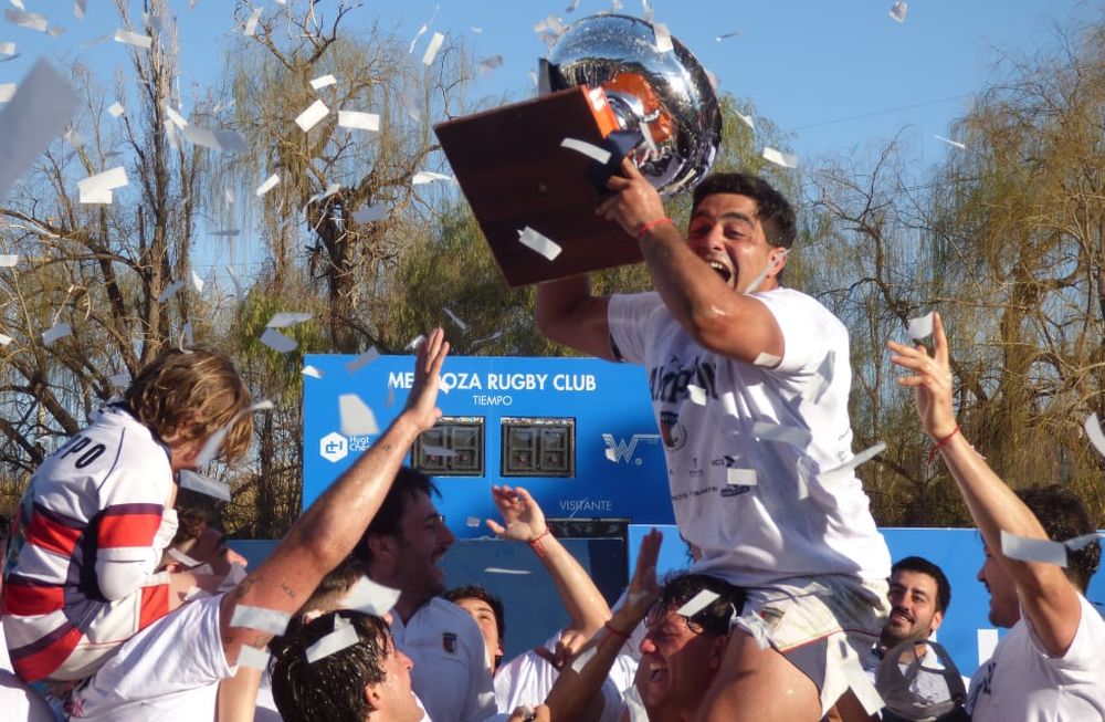 El capitán Álvaro Llaver levantando un nuevo trofeo para Maristas. Foto: Nicolás Salas para los Andes