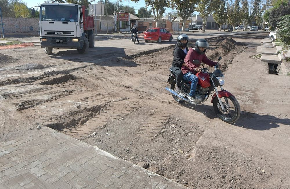 La mayor parte de las calles en reparación se encuentran al Norte del barrio Santa Ana, entre el carril Godoy Cruz, La Purísima, Tirasso y Esquiú. | Foto: Orlando Pelichotti / Los Andes