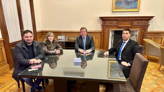 Junto a Eduardo Serenellini, aparecen los diputados nacionales mendocinos Álvaro Martínez, Mercedes Llano y Facundo Correa Llano, los tres declarados personas no gratas por el consejo superior de la UNCuyo al votar a favor del veto de Milei a la ley de financiamiento universitario.