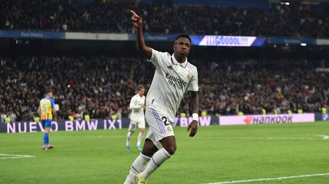 Real Madrid le ganó a Valencia y quedó a cinco puntos del líder Barcelona.