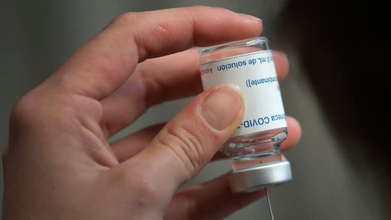 Un total de 680 mil vacunas AstraZeneca serán distribuidas entre mañana y el sábado en los distritos del país. Foto: Orlando Pelichotti / Los Andes