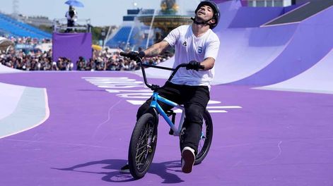 Los Andes | Gil José Torres, de Argentina, realiza un truco frente a una pantalla de video durante la final del parque masculino de ciclismo BMX estilo libre en los Juegos Olímpicos de Verano de 2024, el miércoles 31 de julio de 2024, en París, Francia. (Foto AP/Fran