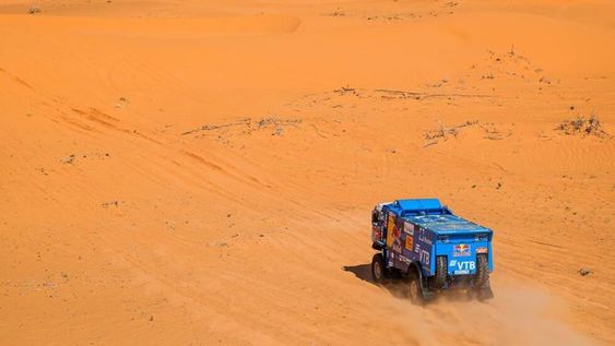 Anton Shibalov se llevó la victoria en la octava etapa del Dakar 2021 entre los camiones. Andrey Karginov y Dmitry Sotnikov lo escoltaron.