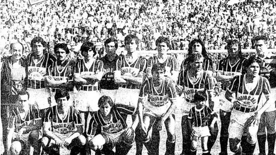 Campeones. Parados: Rafael Iglesias, Antonio Zapata, César Altamirano, Sergio Lolich, Luis López, Néstor Suárez, Cristian Vargas, David Daine, Claudio Manchado, Rubén Maldonado y Mario Yáñez. Agachados: Diego Ferro, Gustavo Navarro, Marcelo Marcucci, Oscar Pereyra, Osvaldo Almeida y Alejandro Abaurre. / Archivo Los Andes.