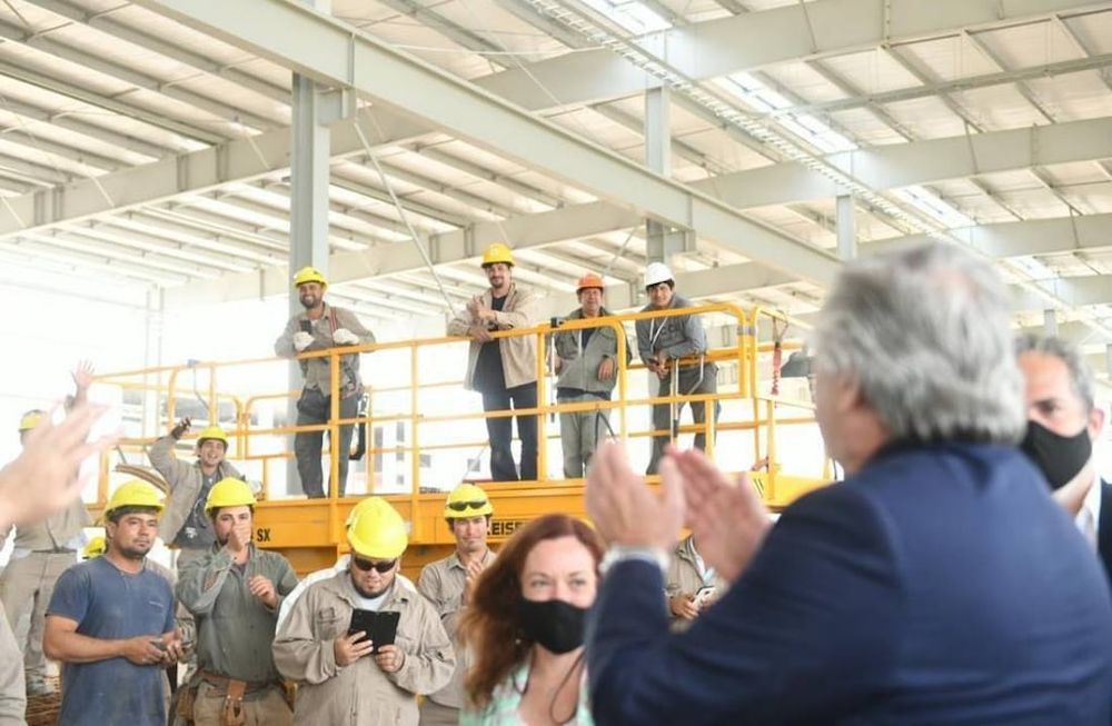 En la ciudad bonaerense de Moreno, Fernández dialogó con mujeres industriales y beneficiarias de programas sociales.