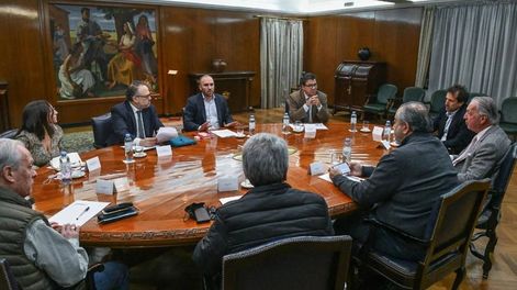 El Gobierno, la CGT y la UIA, sentados a la mesa de negociaciones.