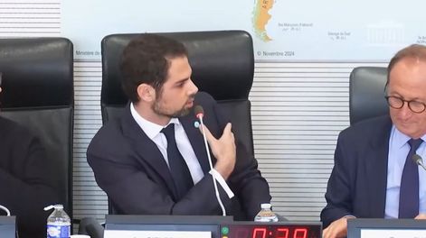 El embajador argentino en Francia pidió tapar un mapa que reconocía a las Islas Malvinas como británicas.