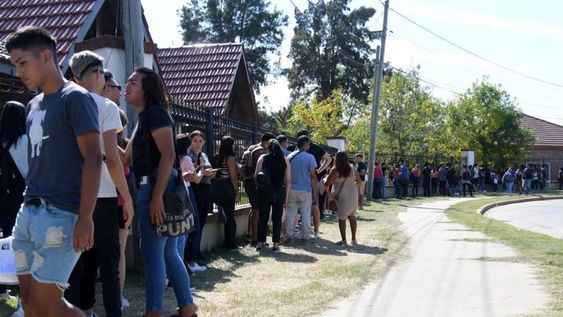Un supermercado ofreció 600 puestos de trabajo en Buenos Aires y hubo hasta 5 cuadras de cola.