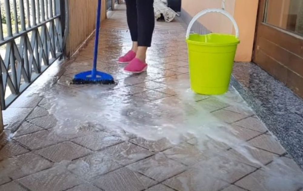 Con constancia y el método correcto para cada tipo de piso, los balcones y terrazas pueden mantenerse relucientes y sin humedad todos los días.