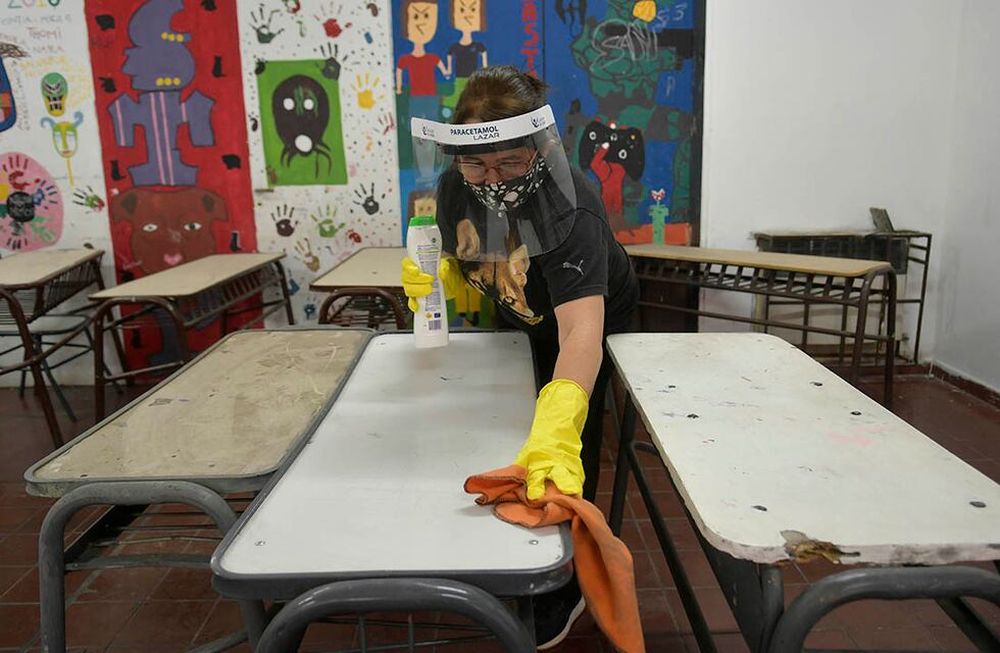 Después de las elecciones PASO no se suspenden las clases. Celadores trabajaran horas extras para desinfectar las aulas. Foto: Orlando Pelichotti / Los Andes