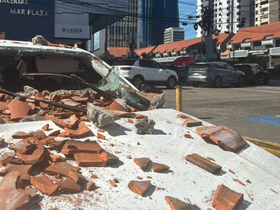Fotografía de un vehículo afectado por restos de un edificio tras un terremoto de magnitud 7,7 con una profundidad de 10 kilómetros, según el Servicio Geológico de Estados Unidos (USGS), que sacudió este viernes, el sureste de Panamá, en la Ciudad de Panamá (Panamá).