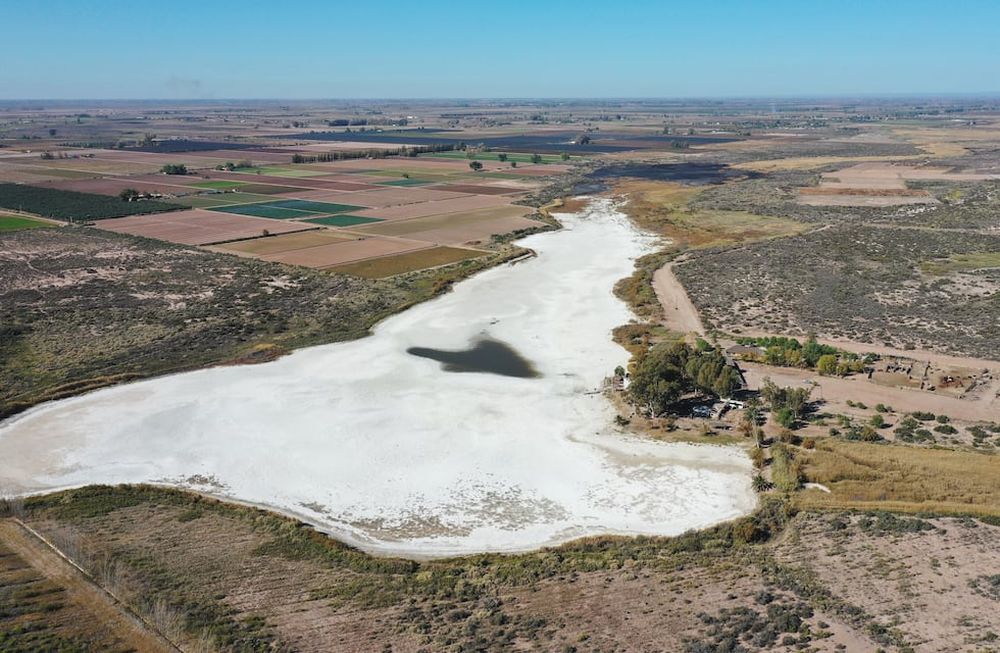La Laguna del Viborón, un humedal clave que está al borde de la sequía absoluta y desaparición. Así se ve la imagen aérea con un dron. Foto: Claudio Gutiérrez / Los Andes.