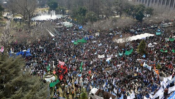 Paro de trabajadoresLos trabajadores de los gremios de estatales (ATE), de la educación (SUTE), SITEA, SADOP,  y de la CGT -entre otros-, además de organizaciones sociales, comenzaron pasadas las 10 de este miércoles a marchar por las calles céntricas como medida de protesta y de visibilización ante los reclamos de mejoras salariales para con el Gobierno de Mendoza. Foto: Orlando Pelichotti/ Los Andes