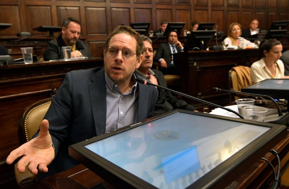 La Cámara de Senadores, en la Legislatura Provincial,  votará hoy un texto de repudio contra el “intento de agresión” a la vicepresidenta Cristina Fernández de Kirchner, luego de una reunión ayer en la que comenzó un debate para llegar a puntos en común e intentar dejar de lado las cuestiones partidarias. En la foto, Senador Lucas IlardoFoto: Orlando Pelichotti / Los Andes