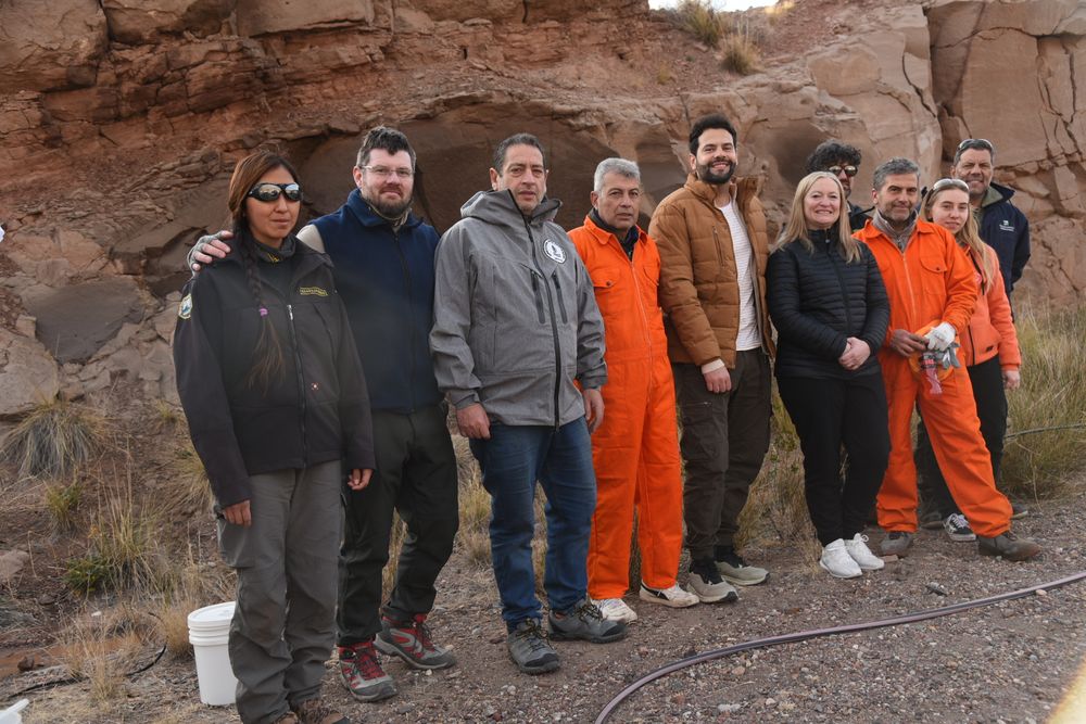 Limpieza de pintadas en las piedras al costado de la ruta 7, en Potrerillos. En el operativo estuvo la vicegobernadora Hebe Casado.