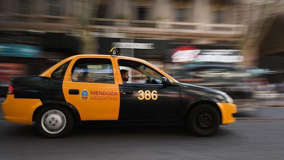 Taxis y remises de Mendoza piden que se aumenten las tarifas de bajada de bandera.Foto: José Gutierrez / Los Andes