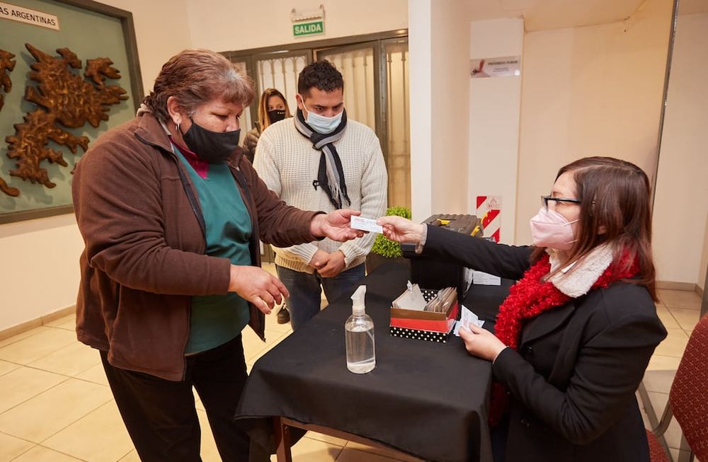 Entrega de Constancias de testeo de anticuerpos a vecinos de Las Heras