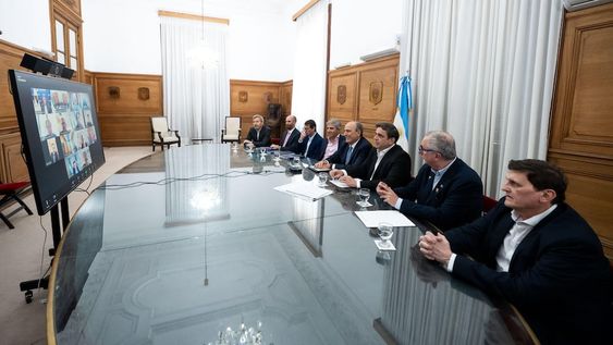 Francos y Caputo analizaron detalles del Presupuesto 2025 con gobernadores en Casa Rosada y por Zoom. Foto: Gentileza