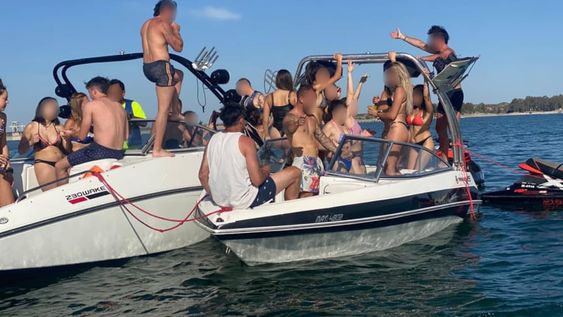 En las redes sociales aparecieron fotos de una fiesta clandestina en El Carrizal donde se ve gente sin tapabocas, sin distanciamiento y con mucha concurrencia.