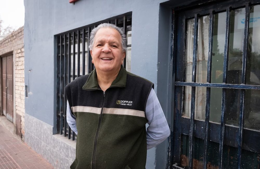 Un ejemplo de vida: quedó viudo al nacer su cuarto hijo y salió adelante: Los veo realizados y me siento orgulloso.Carlos tiene 72 años y recién ahora puede mirar hacia atrás y contemplar los frutos del trabajo realizado. Sus hijos tenían entre 7 años y 11 días de vida cuando tomó las riendas del hogar.    Foto: Ignacio Blanco / Los Andes