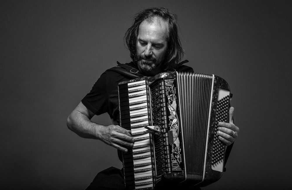El músico debuta en el teatro Mendoza, junto a un sexteto instrumental y voz.